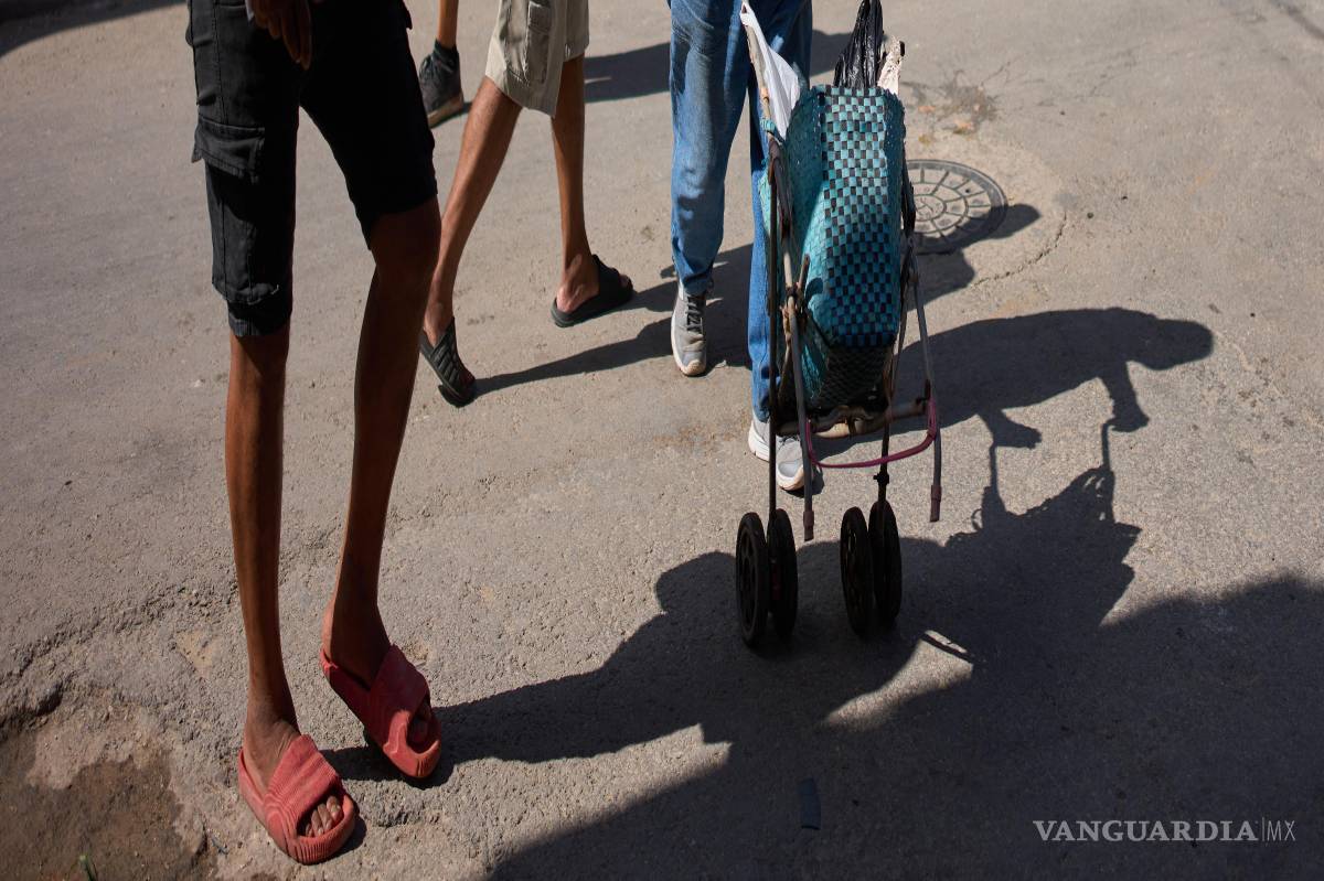 $!Un hombre empuja su carrito en La Habana, Cuba, el miércoles 29 de julio de 2026.