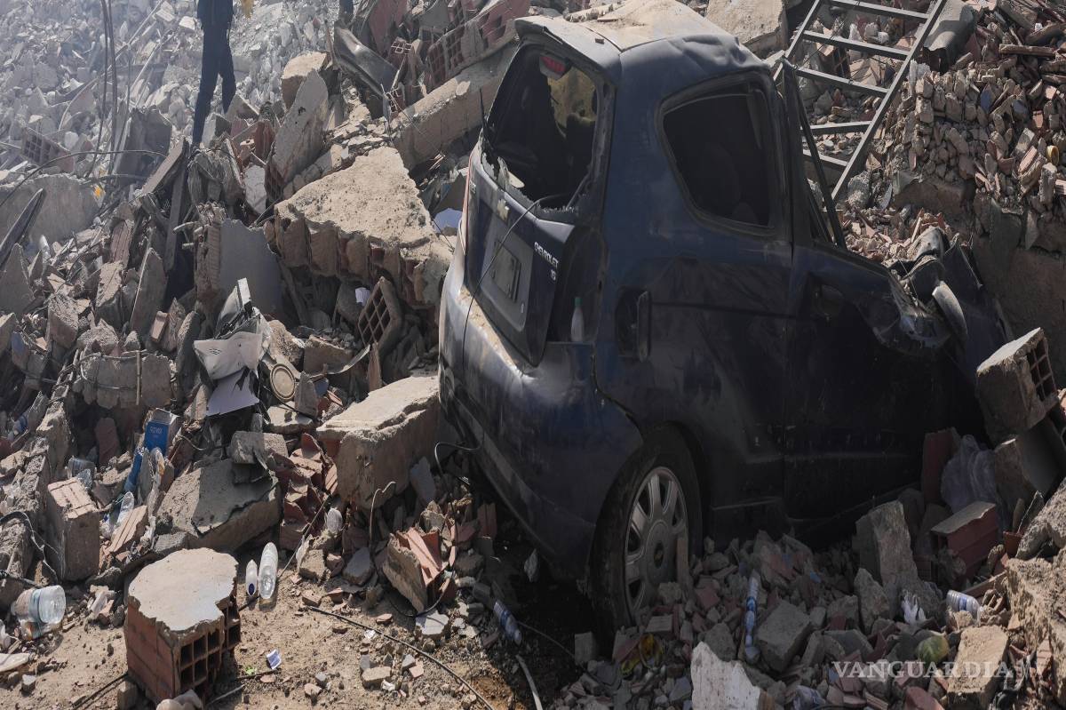 $!Los equipos de rescate buscan entre los escombros tres días después de que los terremotos azotaran La Guaira, Venezuela, el sábado 27 de junio de 2026.
