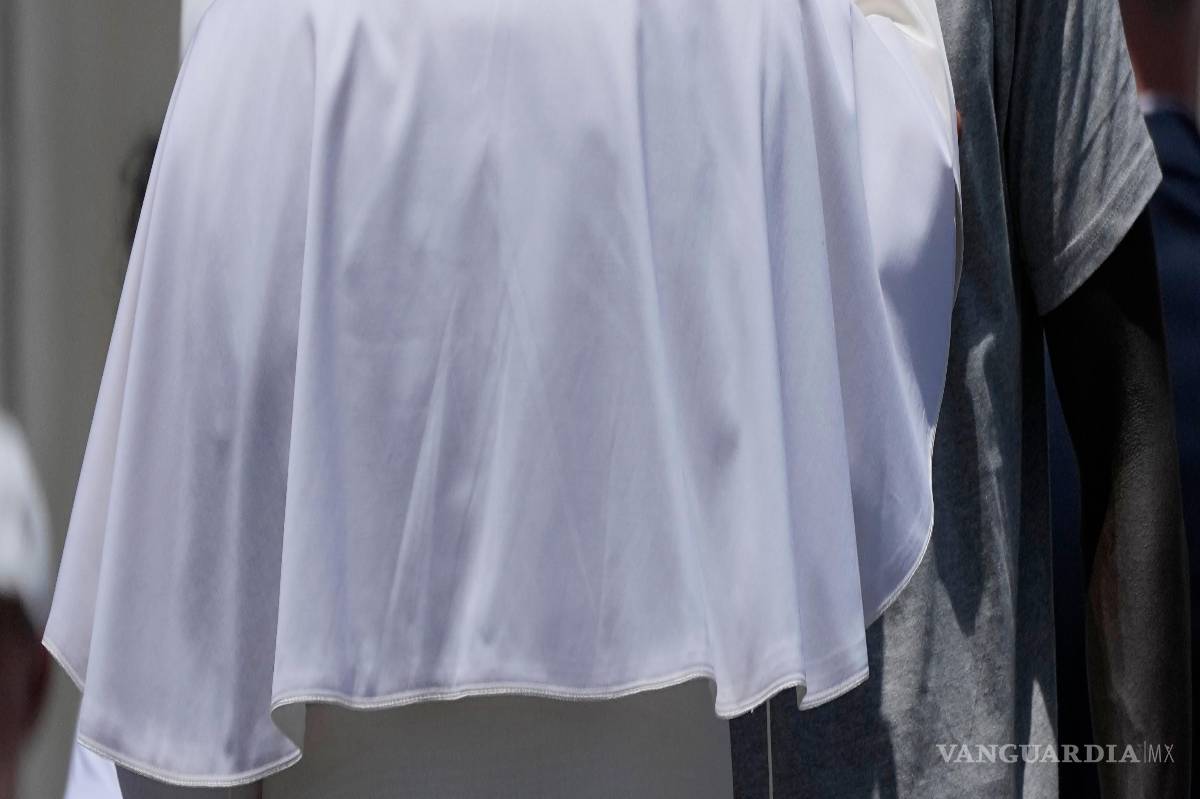 $!El papa León XIV bendice a un migrante durante un encuentro con organizaciones que trabajan con migrantes en Arguineguín, en las Islas Canarias, España.