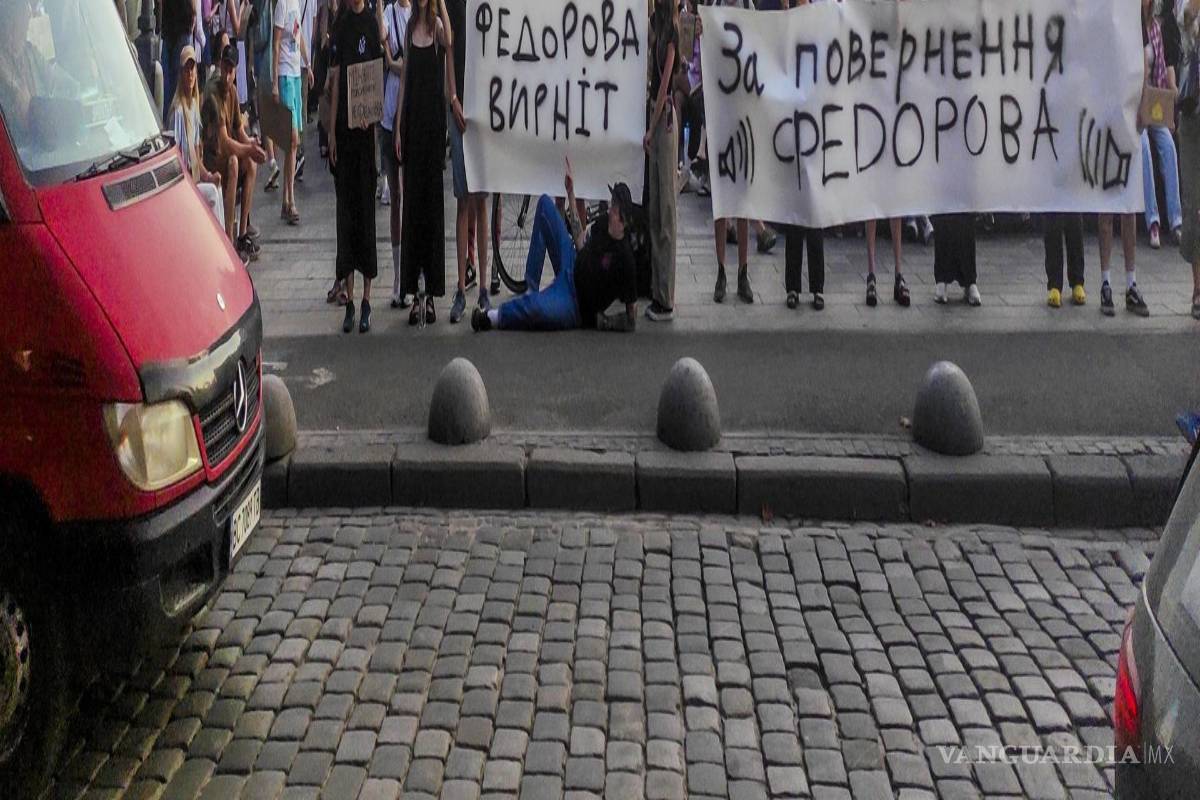 $!Miles de personas protestan en Leópolis para pedir la dimisión del comandante del ejército, Oleksandr Sirski.