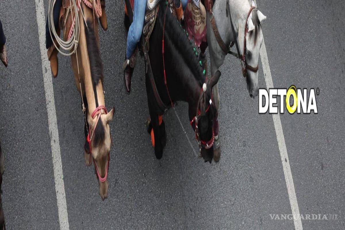 $!Samuel García, gobernador de Nuevo León, en una cabalgata.