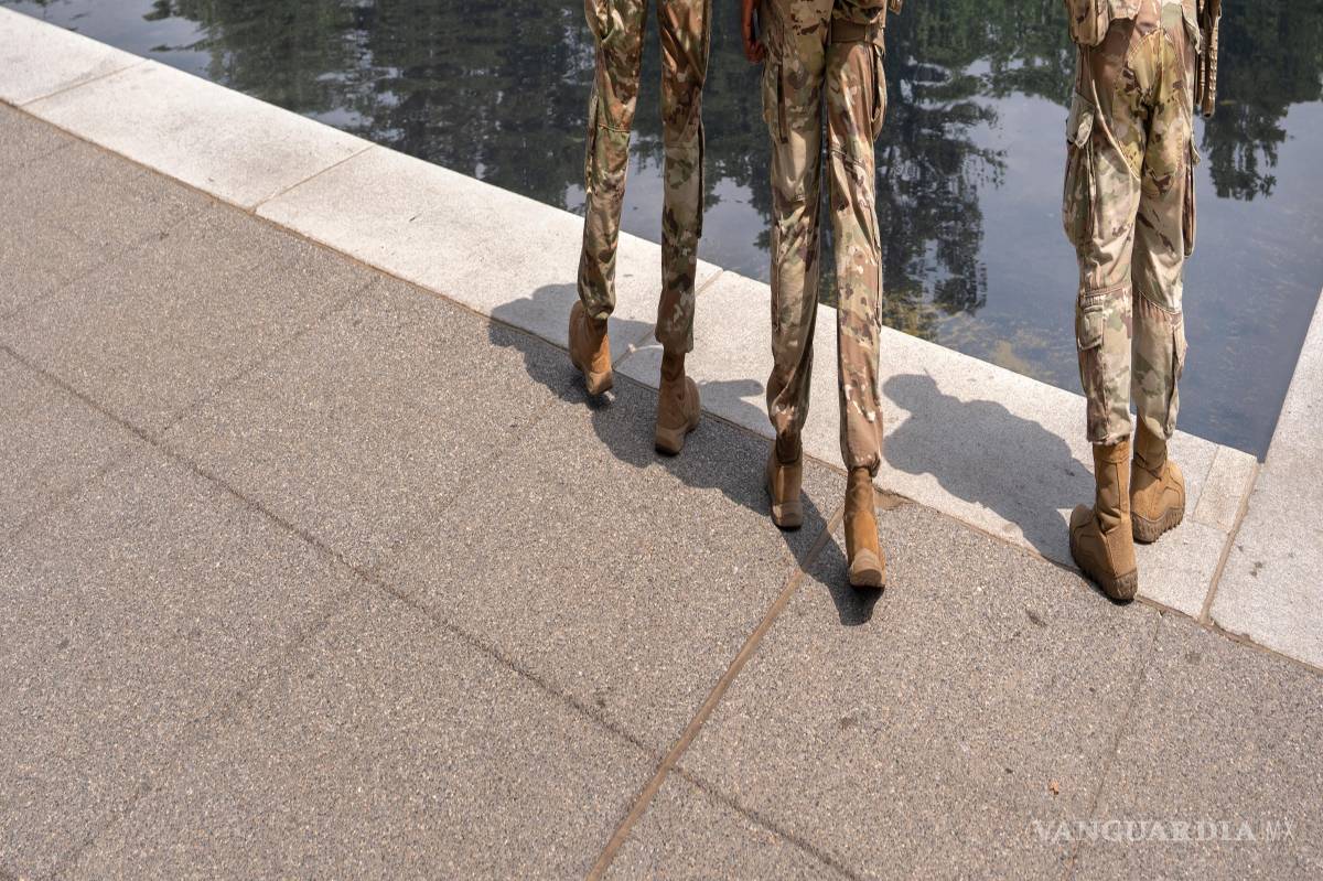$!Miembros de la Guardia Nacional observan el estanque reflectante del Monumento a Lincoln, el lunes 22 de junio de 2026, en Washington.