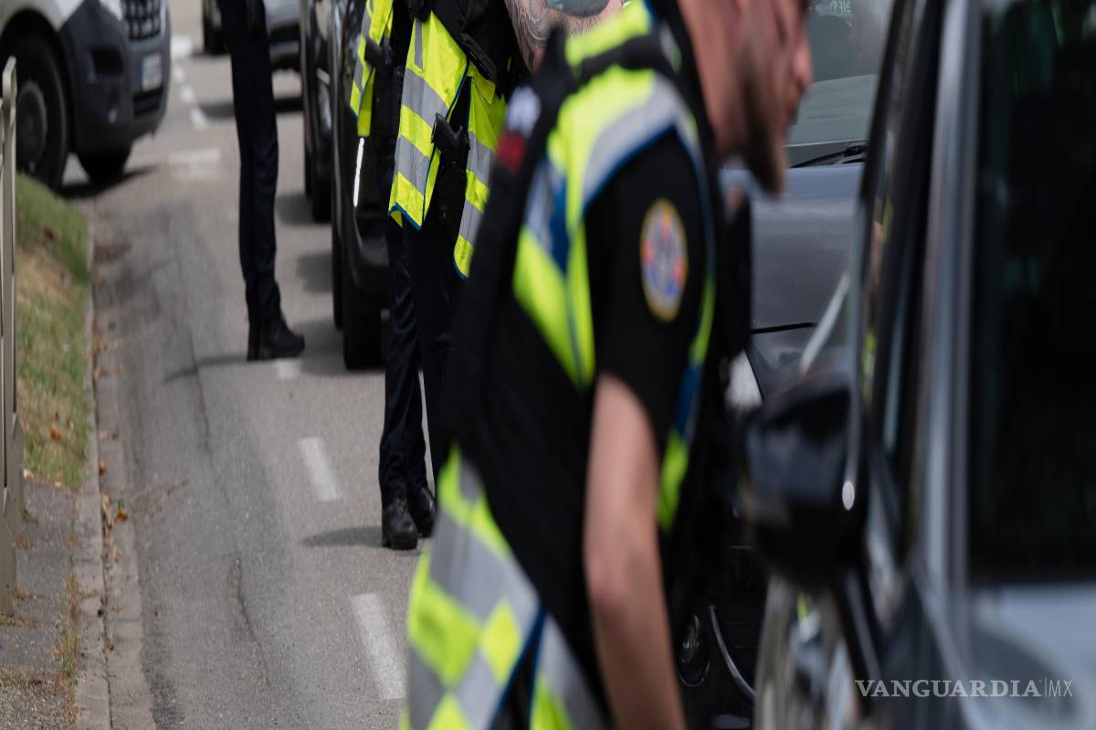 $!La policía inspecciona vehículos durante la búsqueda de pruebas en el caso de la desaparición de Lyhanna, de 11 años, en Fleurance, al suroeste de Francia.