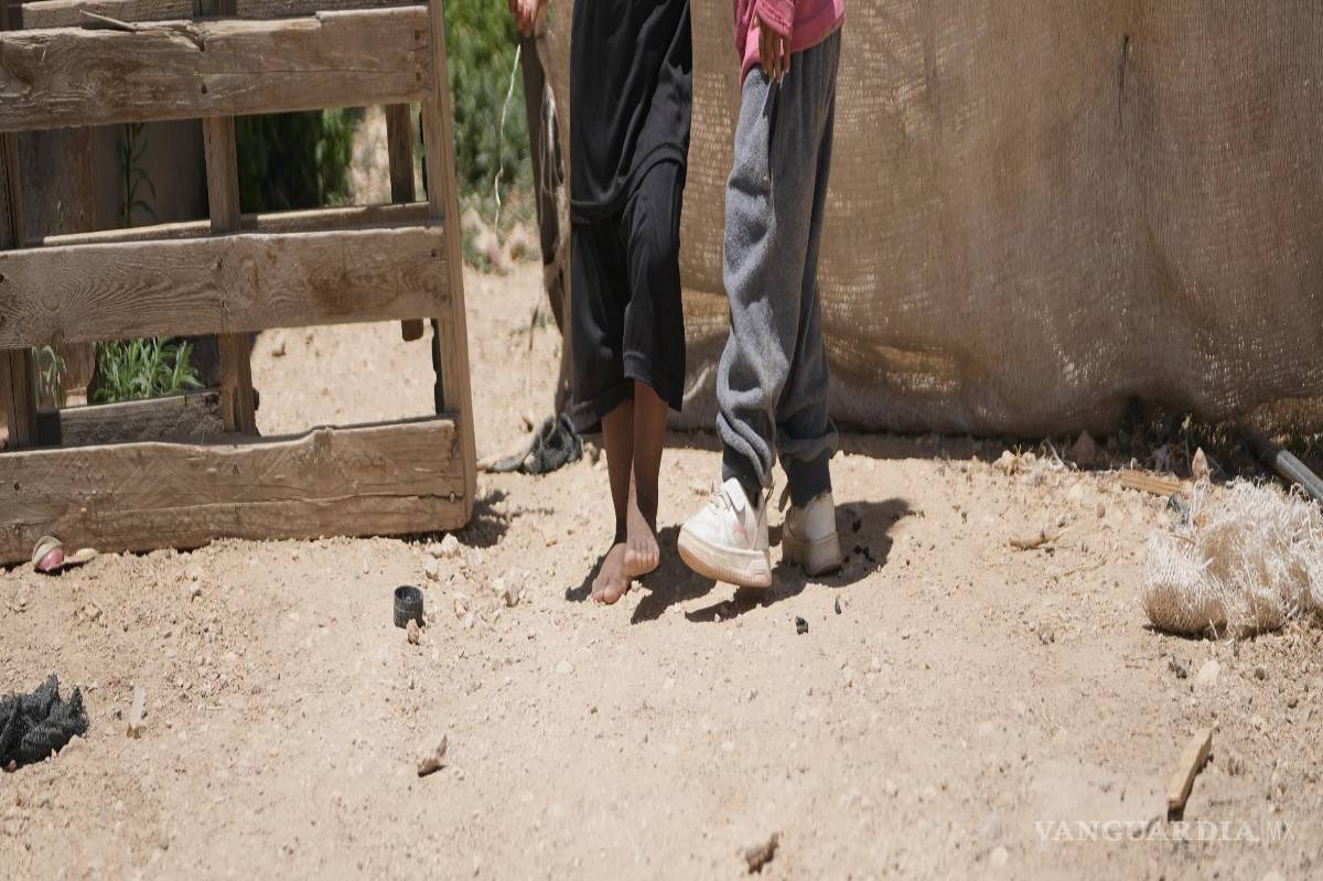 $!Niños palestinos juegan en las aldeas beduinas de Khan al-Ahmar, en Cisjordania, el miércoles 10 de junio de 2026.