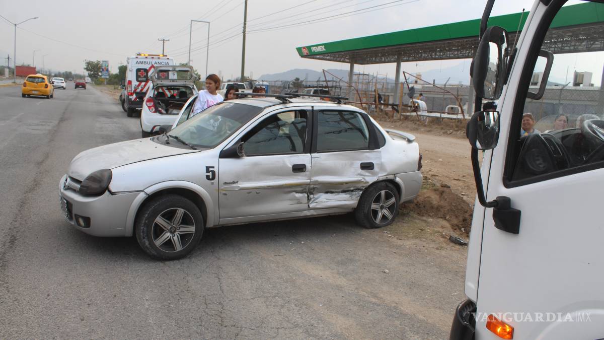 Joven conductor se impacta contra camión de agua, en Saltillo
