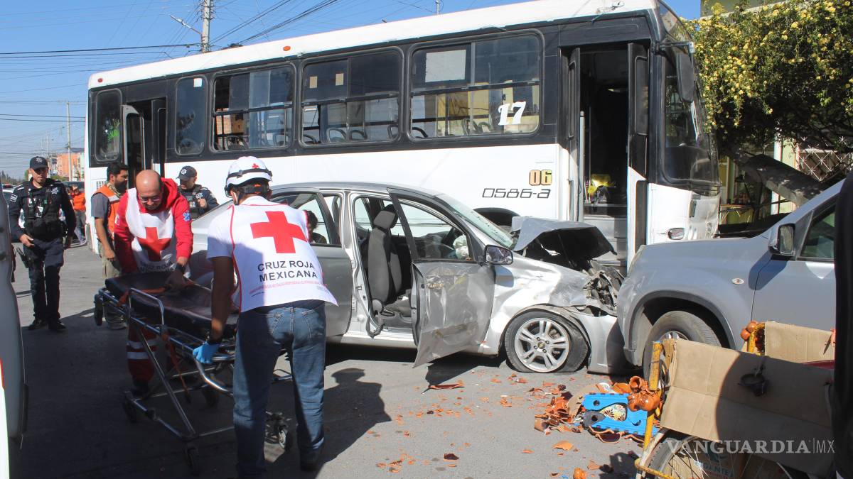 Mujeres terminan lesionadas tras choque frontal con transporte de personal, en Saltillo
