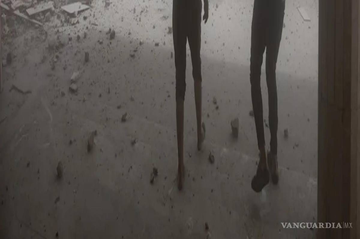 $!Palestinos inspeccionan los daños tras un ataque aéreo israelí contra el Hospital Nasser en Jan Yunis, al sur de la Franja de Gaza.