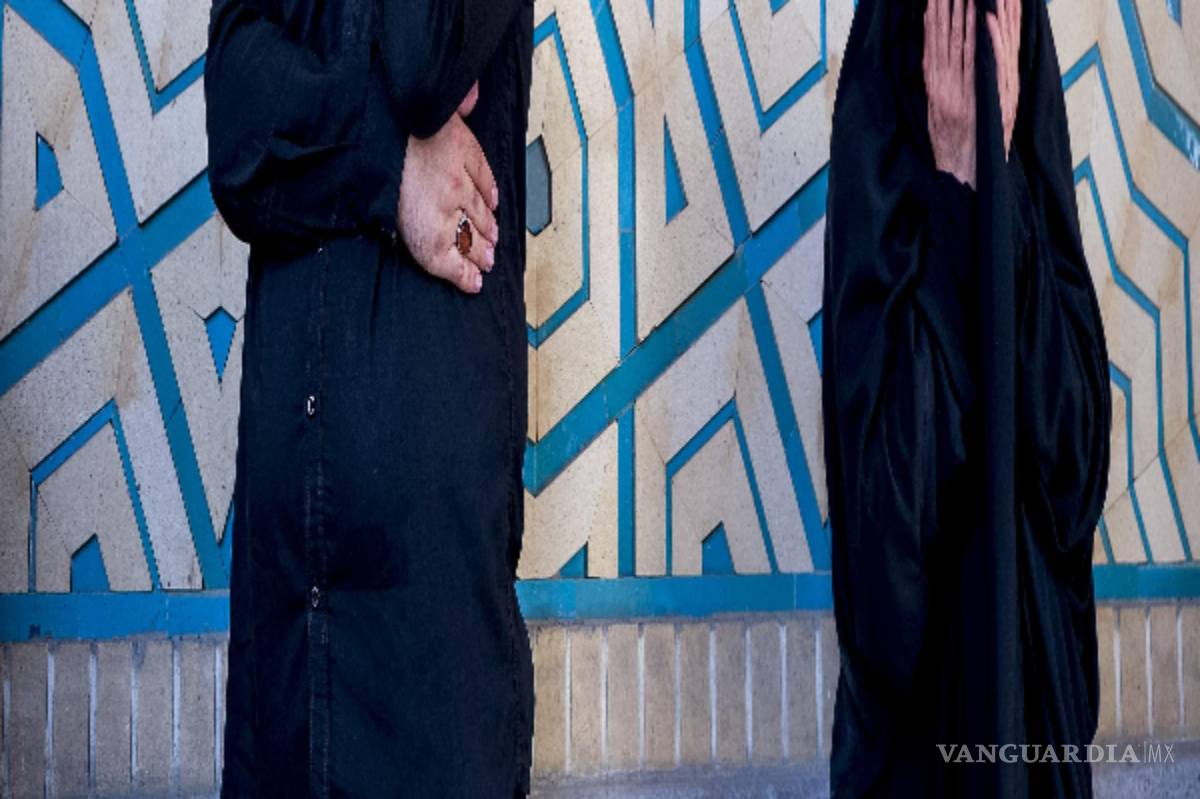 $!Dos personas lloran en el funeral del asesinado líder supremo de Irán Alí Jameneí en la mezquita Mosala de Teherán.