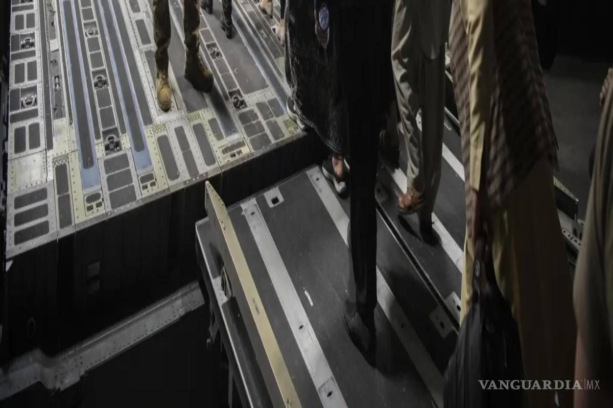 $!Pasajeros afganos abordan un avión de la Fuerza Aérea estadounidense durante la evacuación de Afganistán en el Aeropuerto Internacional Hamid Karzai de Kabul, Afganistán, el 22 de agosto de 2021.