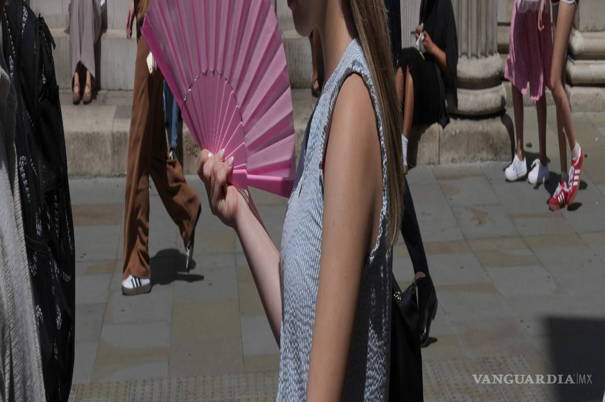 $!Una mujer se refresca al sol en Londres, el martes 23 de junio de 2026, mientras se pronostica una ola de calor en todo el Reino Unido.