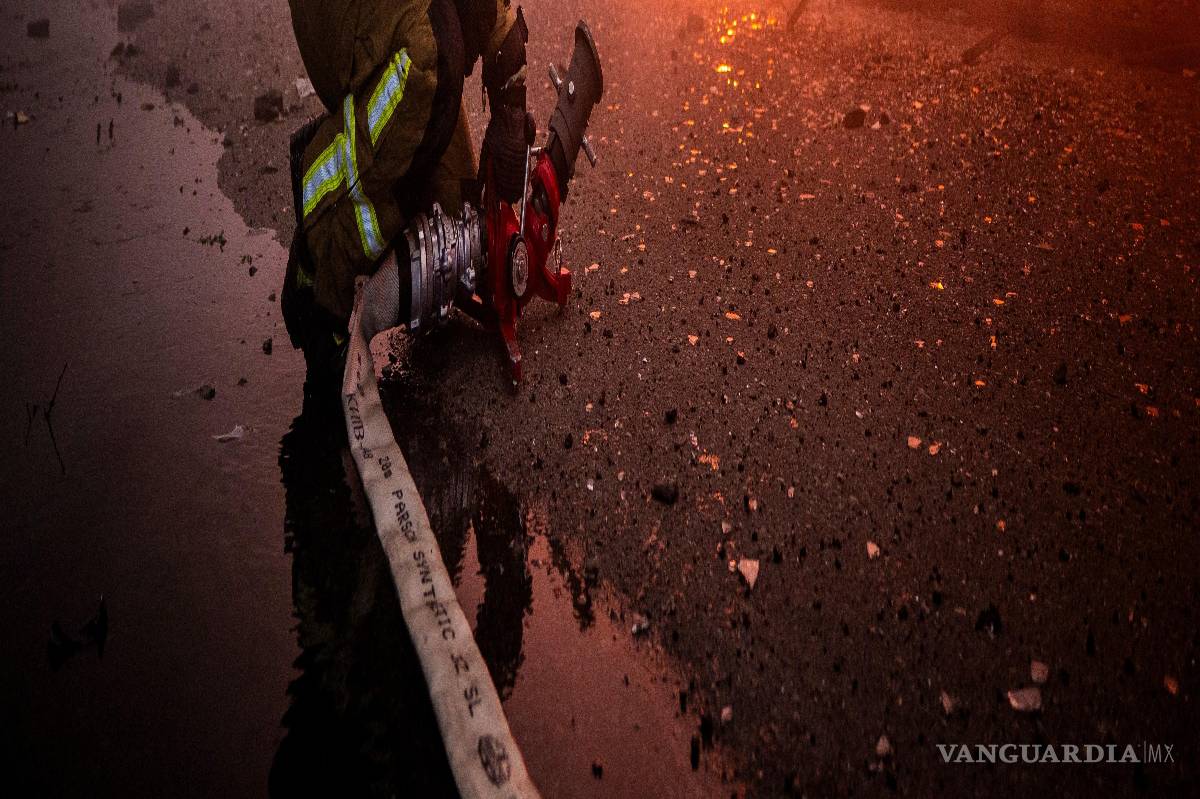 $!Bomberos intentan sofocar un incendio en un mercado de la ciudad tras un ataque con misiles y drones rusos en Kiev, Ucrania