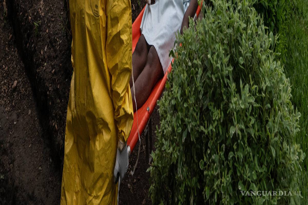 $!Personal médico traslada a un paciente con ébola a un centro de tratamiento, el jueves 21 de mayo de 2026, en Rwampara, República Democrática del Congo.