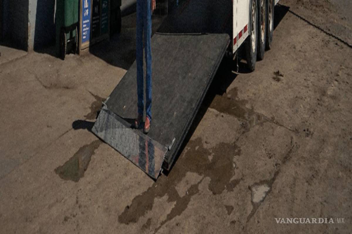 $!Don Strandquist se encuentra al final de un remolque de caballos en los terrenos de Calgary Stampede en Calgary, Alberta, Canadá.