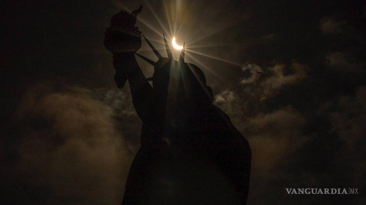 Así cautiva, maravilla y asombra el eclipse solar desde Mazatlán hasta la isla de Terranova (fotos)