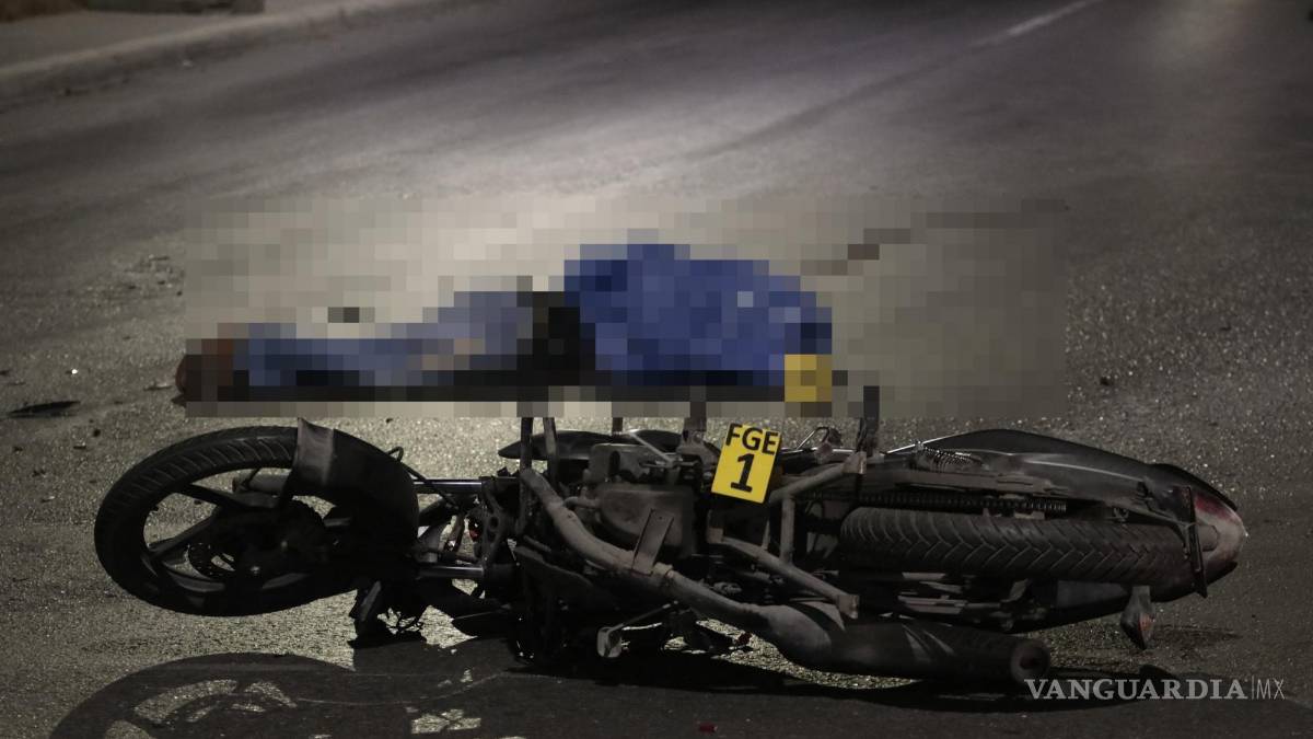 Sale proyectado por choque al sur de Saltillo y pierde la vida al no portar casco