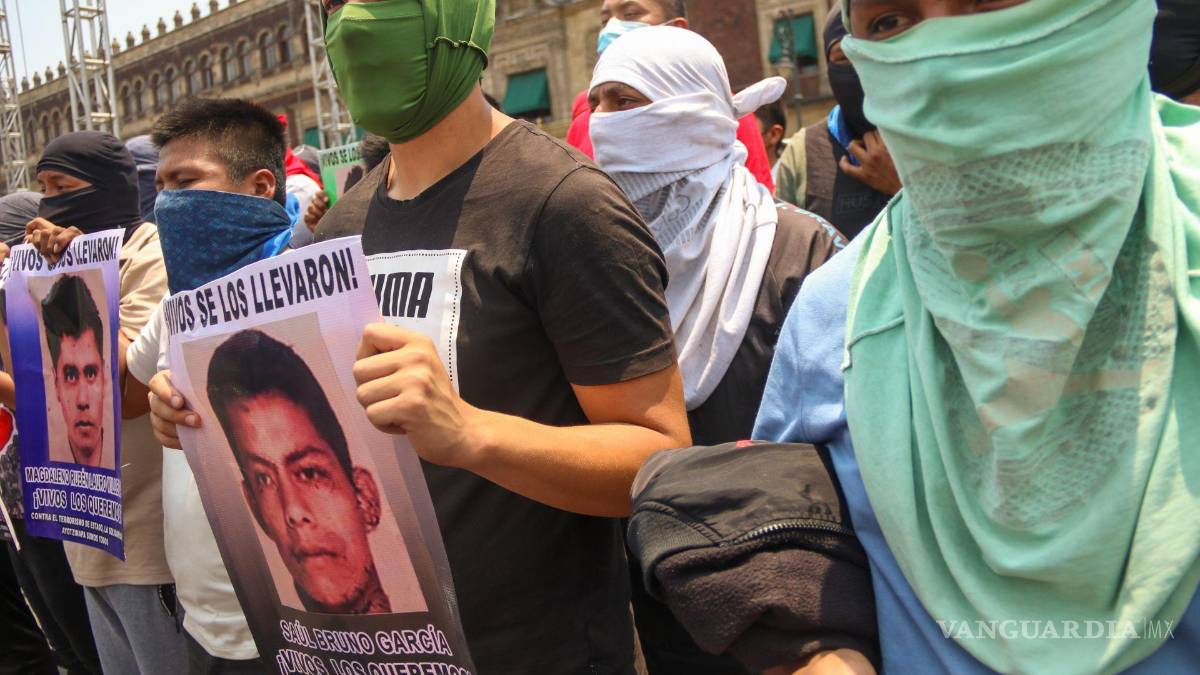Normalistas de Ayotzinapa protestan por liberación de ocho militares involucrados en desaparición de los 43