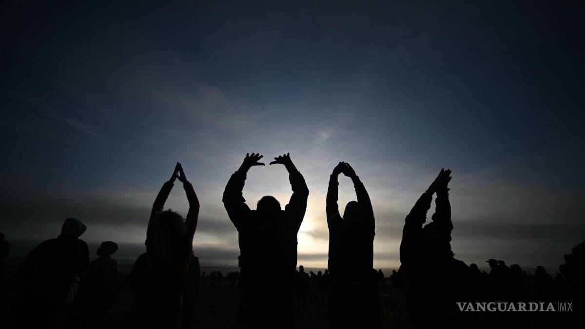 Así celebran miles de personas el Solsticio de Verano en Stonehenge (fotos)