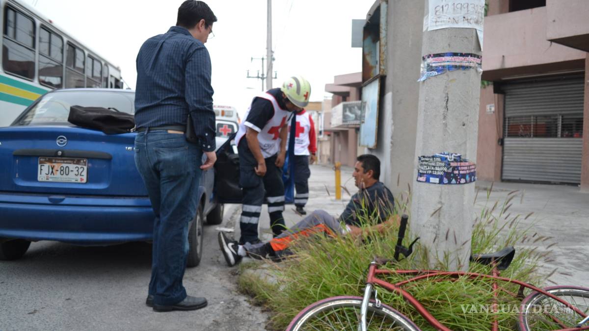 No mide distancia y arrolla a un ciclista