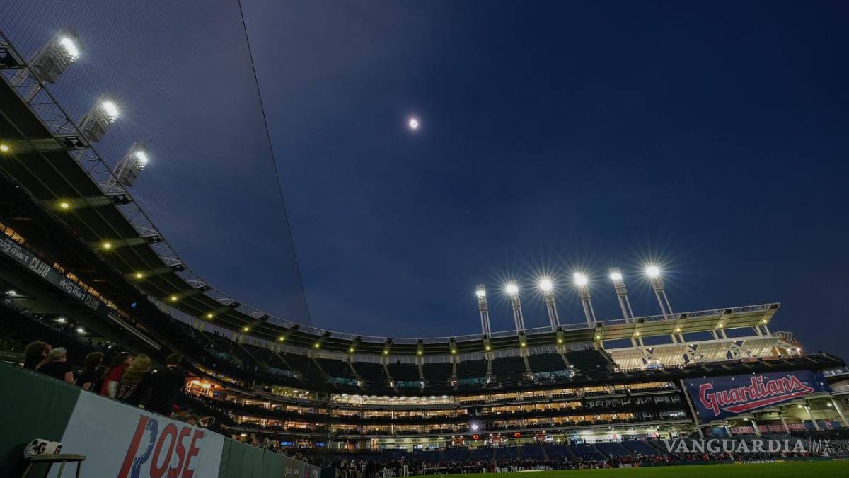 Así cautiva, maravilla y asombra el eclipse solar desde Mazatlán hasta la isla de Terranova (fotos)