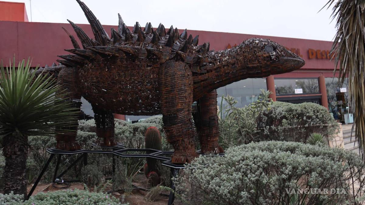 Armas decomisadas se convierten en dinosaurio que da bienvenida en el Museo del Desierto en Saltillo