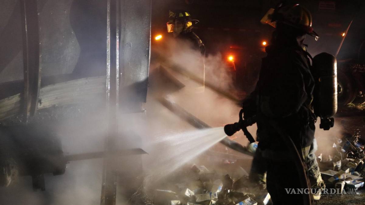 Se detiene el tráfico tras aparatoso choque e incendio en tramo Monterrey-Torreón