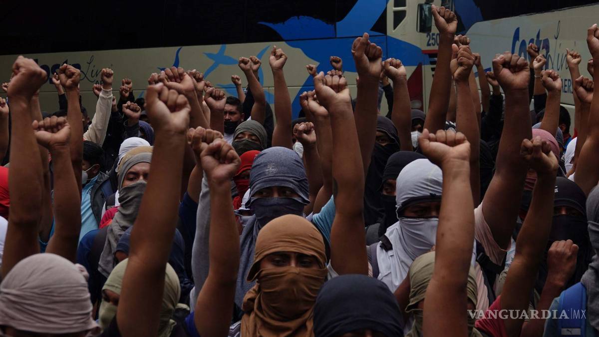 Arrancan en Segob protestas por 10° aniversario de la desaparición de 43 normalistas de Ayotzinapa