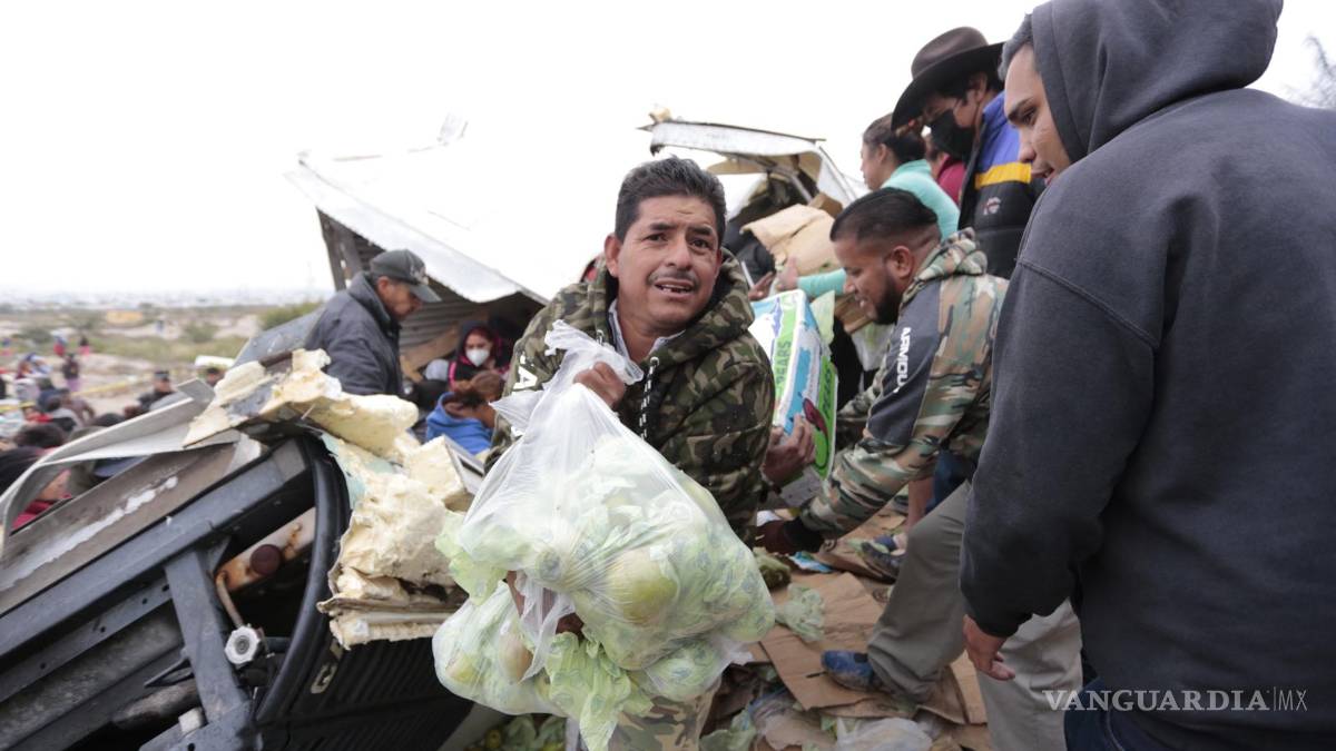 Vuelca tráiler con peras en Saltillo; vecinos saquean caja