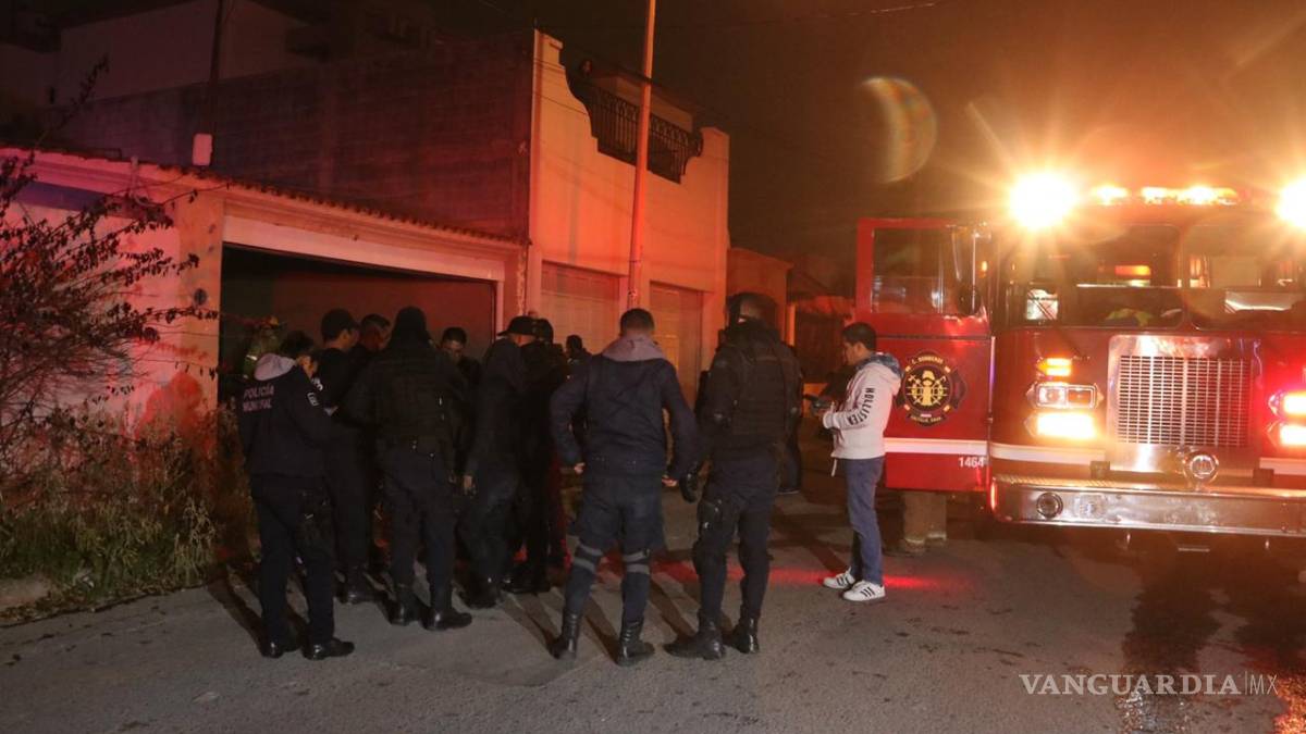 Rescatan a cachorros de incendio en colonia residencial de Saltillo