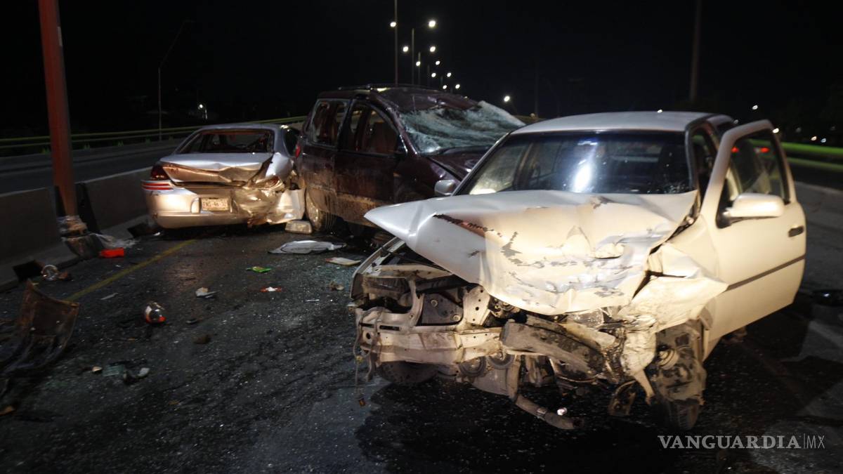 Accidente tras una falla mecánica y volcadura deja cuatro personas lesionadas en Saltillo