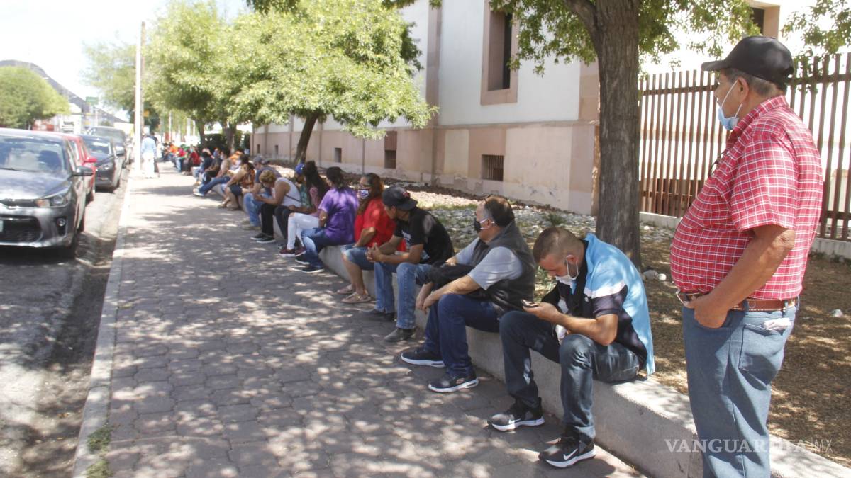 Saltillenses esperan hasta tres horas en sucursales bancarias por COVID-19