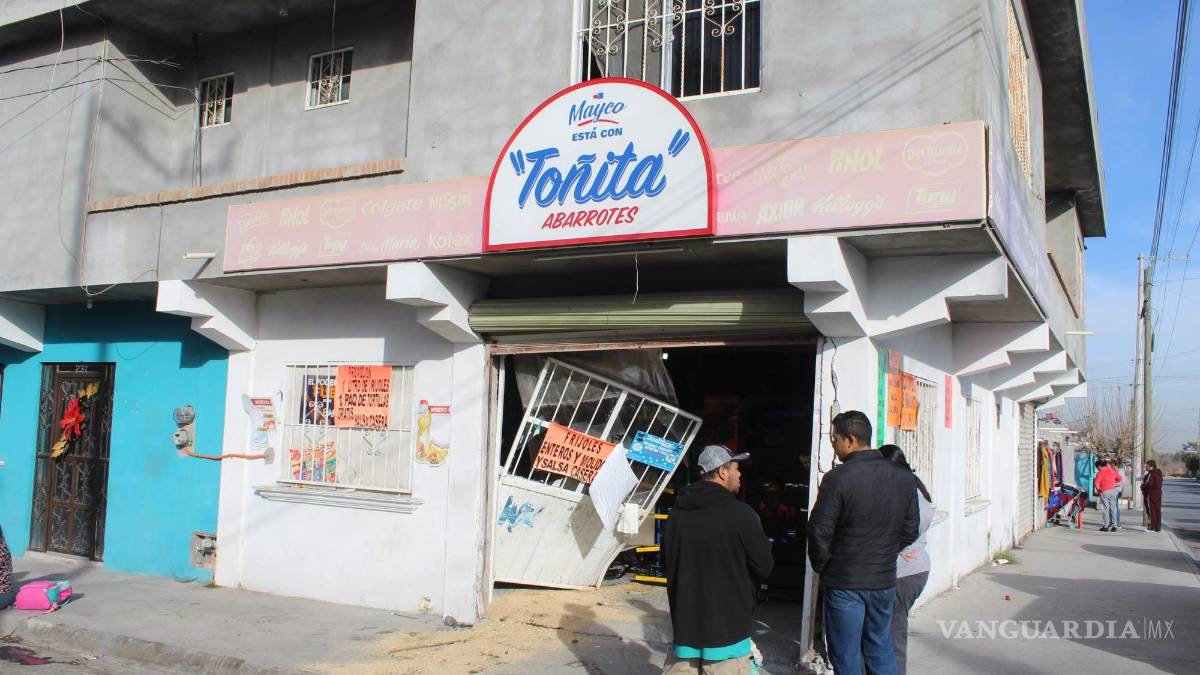 Madre pierde el control de su vehículo y choca contra ‘tiendita’ en Saltillo