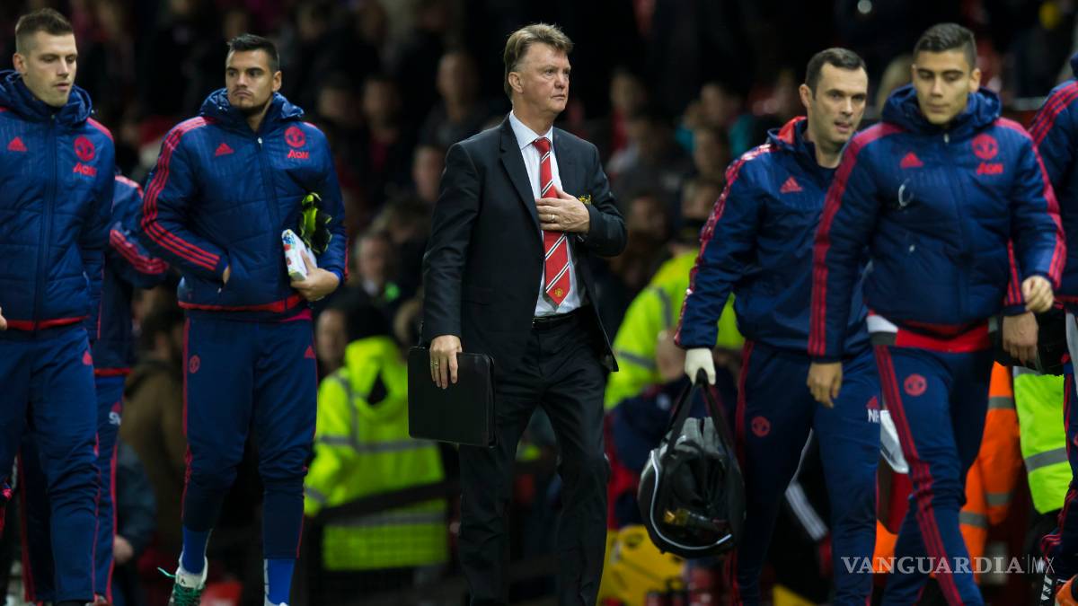 Van Gaal se enfurece y abandona rueda de prensa