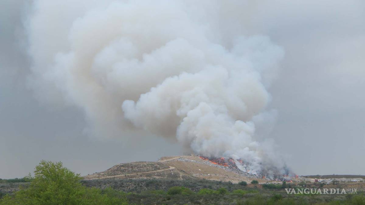 Cientos de toneladas de basura arden por incendio en relleno sanitario de Piedras Negras