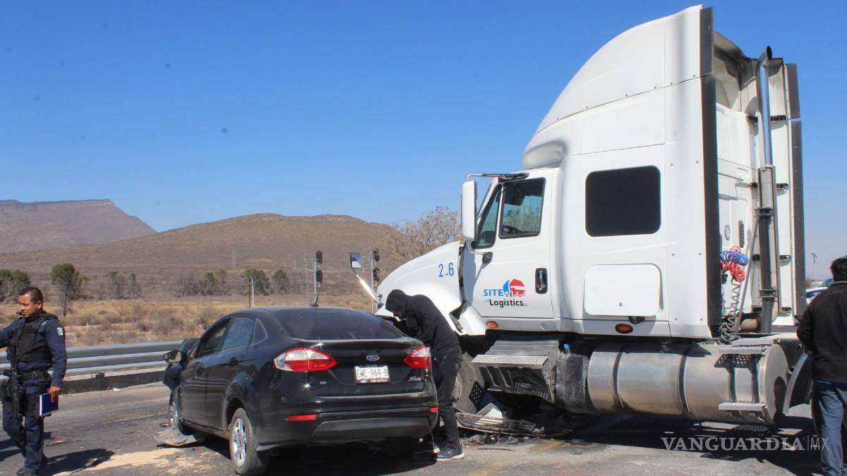 Tráiler destroza a Chevy, en la carretera Saltillo-Zacatecas