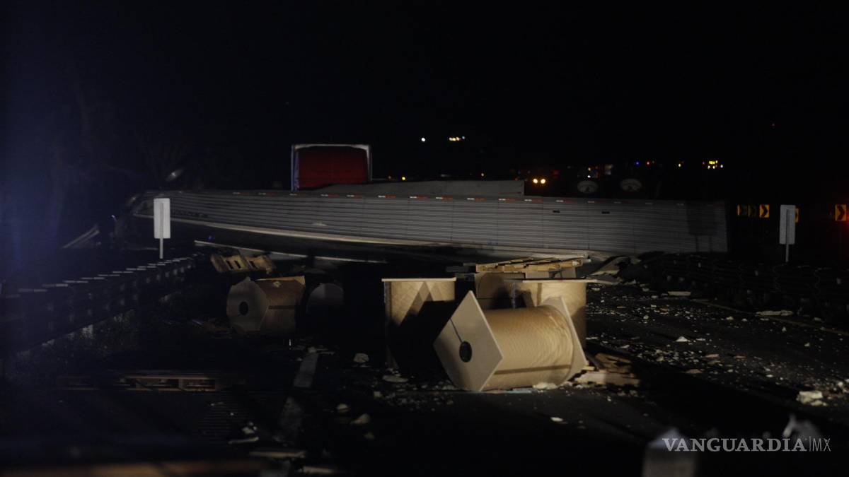 Tragedia en la Matehuala-Saltillo, conductor de tráiler pierde la vida en volcadura