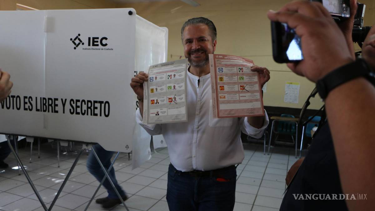 Emite su voto candidato de UDC-Partido Verde Evaristo Lenin Pérez Rivera