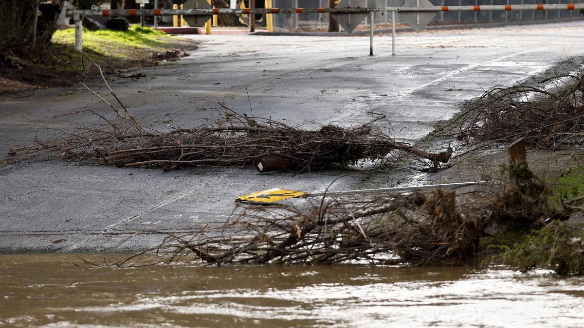 ‘Estamos atrapados aquí’; lluvias, aludes y socavones azotan a California