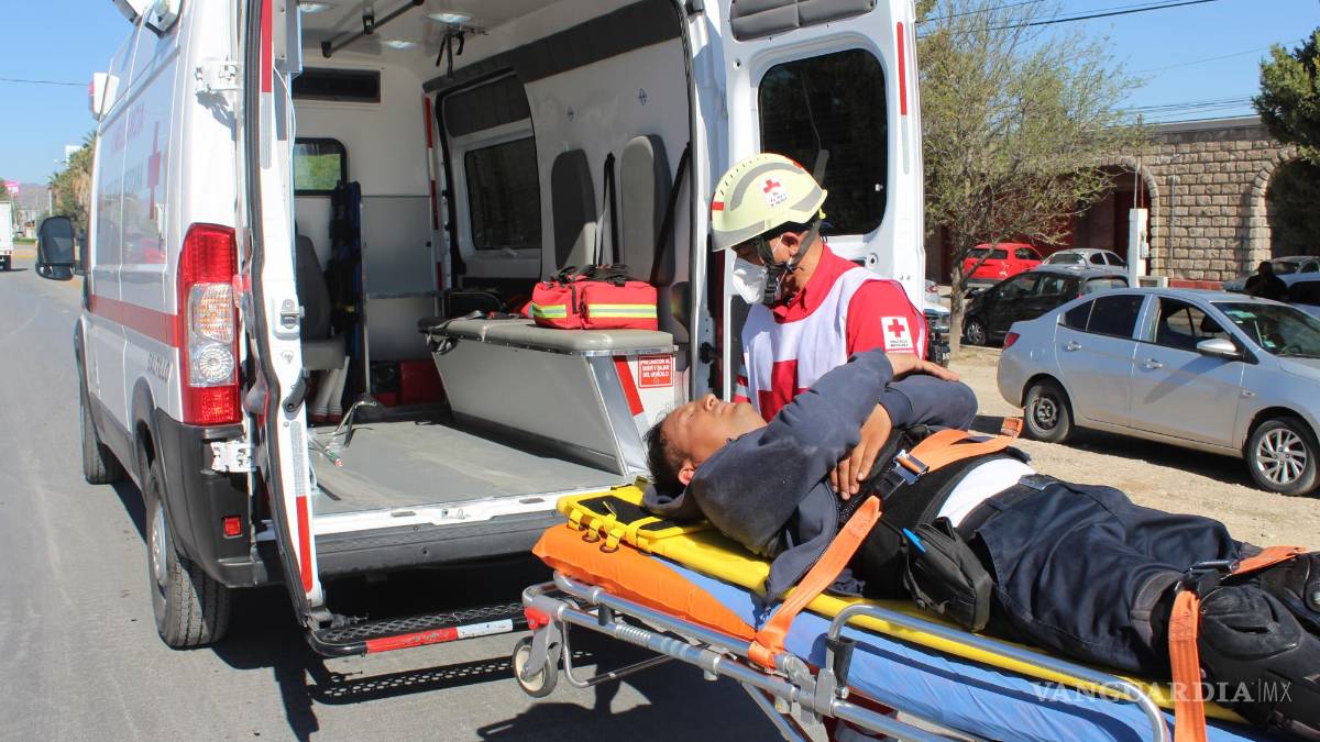 Motociclista es embestido por un auto en la colonia Bonanza de Saltillo