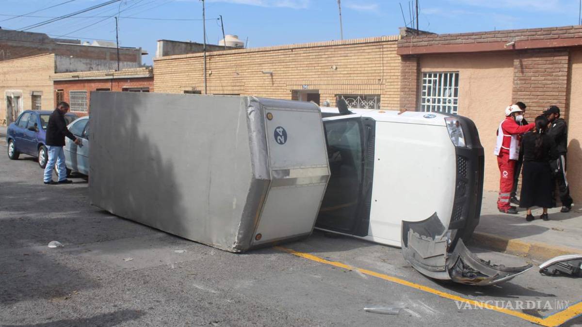 Vuelca a tres cuadras de su casa, taxi lo impactó, en Saltillo