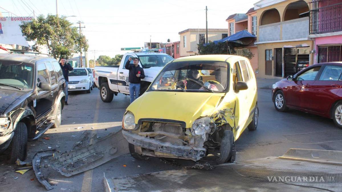 Saltillo: conductor intenta rebasar y provoca choque múltiple