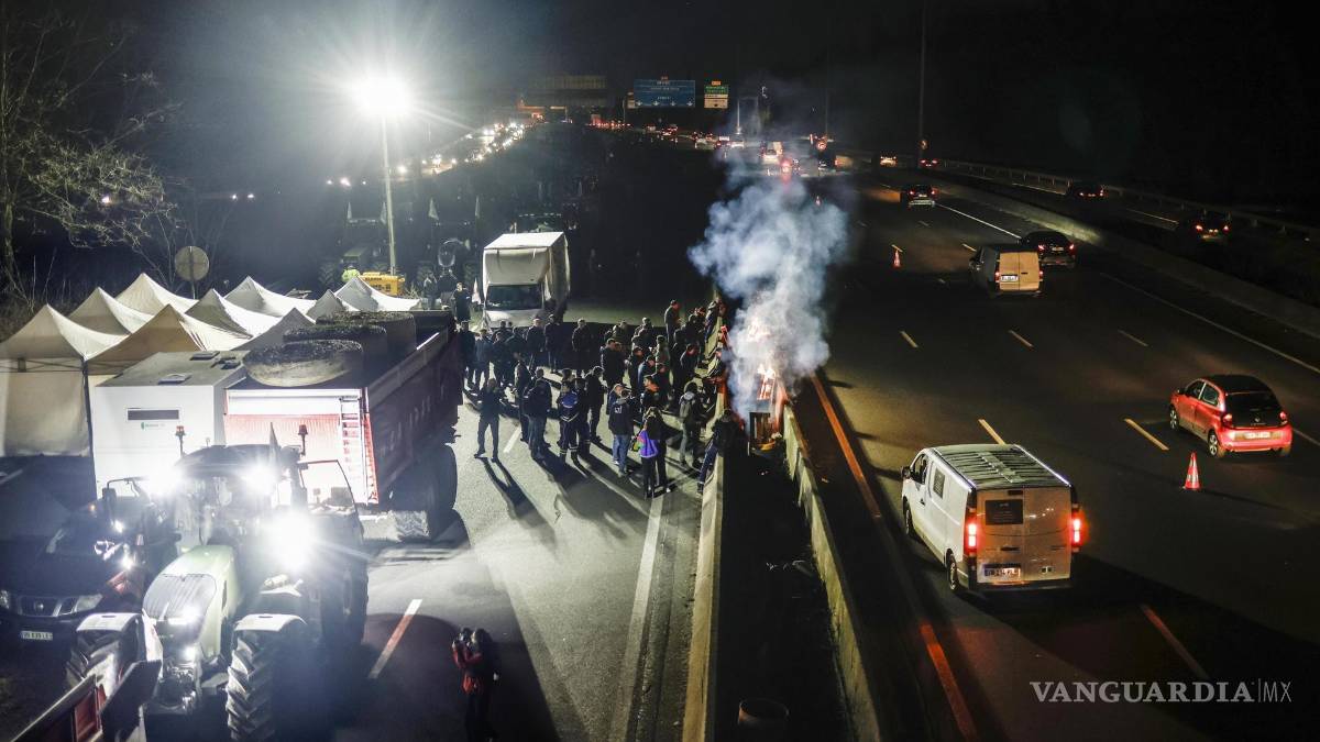 París bajo sitio: bloquean cientos de agricultores las principales carreteras