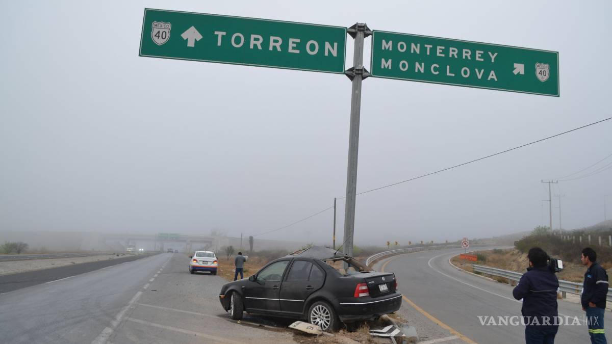 Me salgo, me meto: titubea y pega a poste en el Libramiento Norponiente
