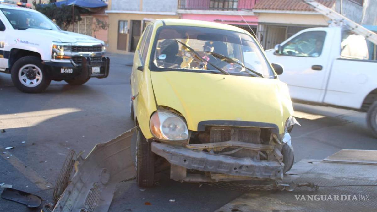 Saltillo: conductor intenta rebasar y provoca choque múltiple