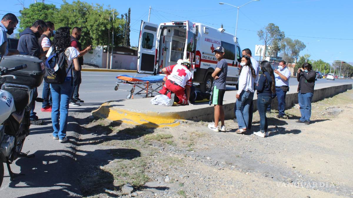 Motociclista es embestido por un auto en la colonia Bonanza de Saltillo