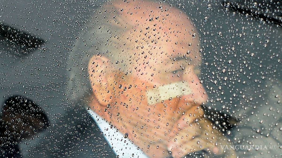 Blatter defiende su honorabilidad y la de Platini