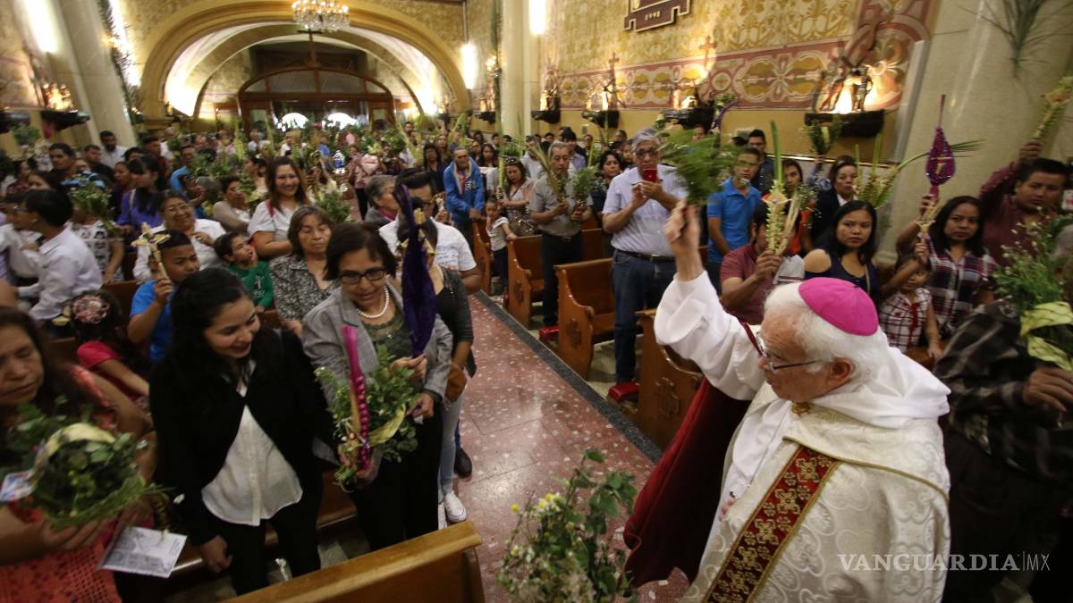 Acuden miles de saltillenses a la bendición de ramos, con lo que da inicio a las actividades de Semana Santa