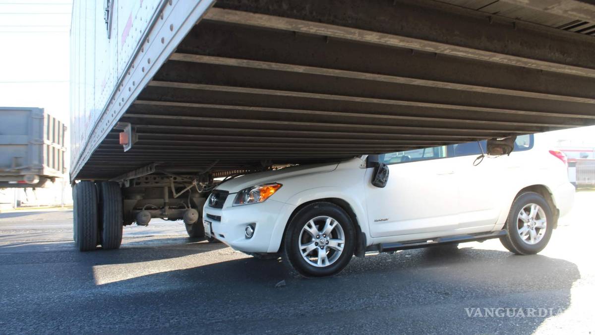 Sobrevive de milagro; se mete abajo de tráiler en el Libramiento OFT