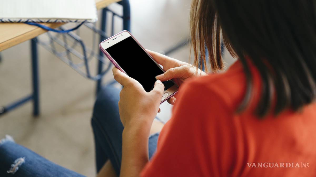 Piden expertos prohibir celulares en primaria y regular su uso en secundaria