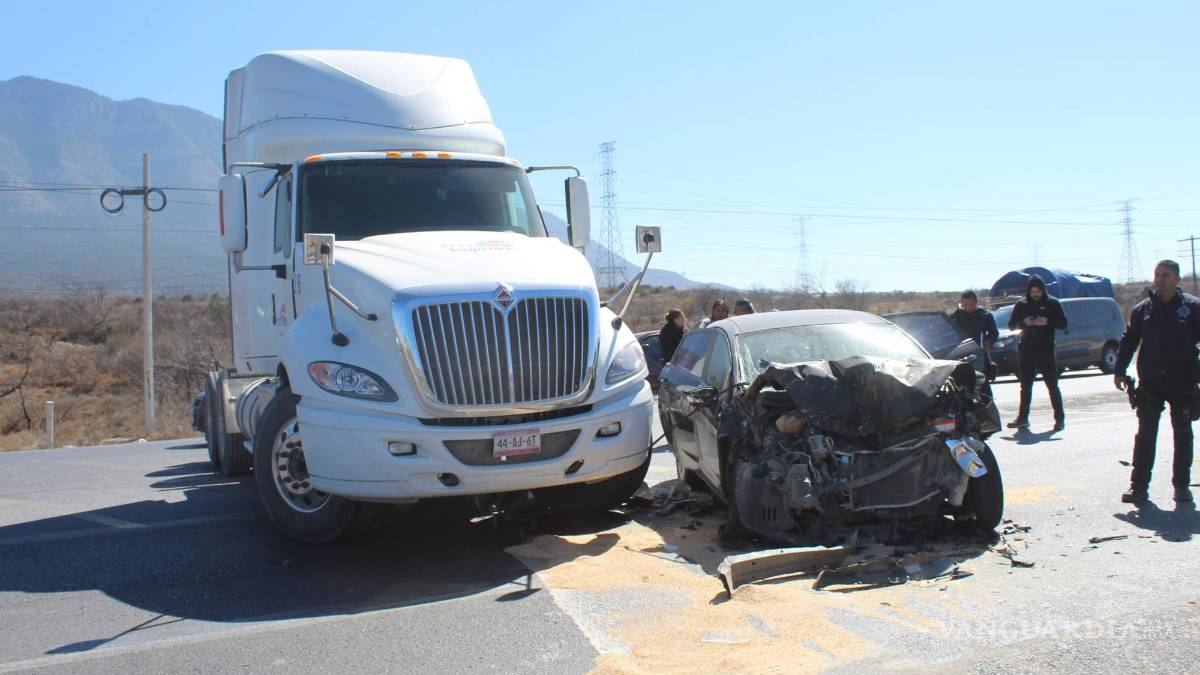 Tráiler destroza a Chevy, en la carretera Saltillo-Zacatecas