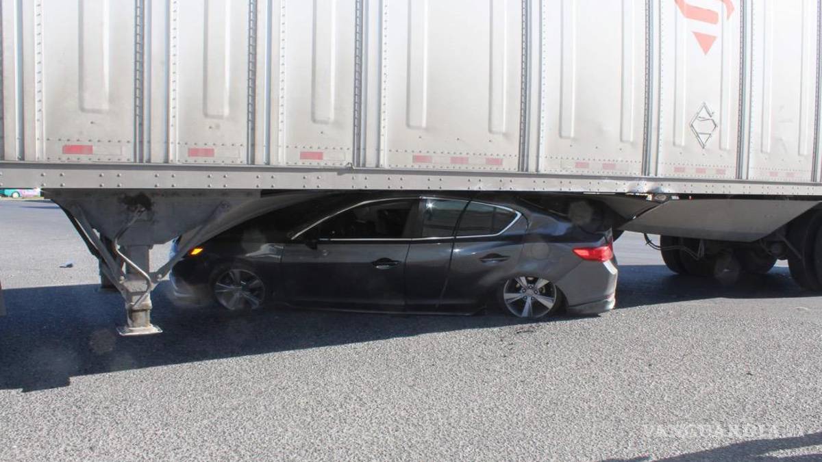 Automóvil sufre accidente y deja a conductor prensado debajo de tráiler en Lib. Óscar Flores Tapia